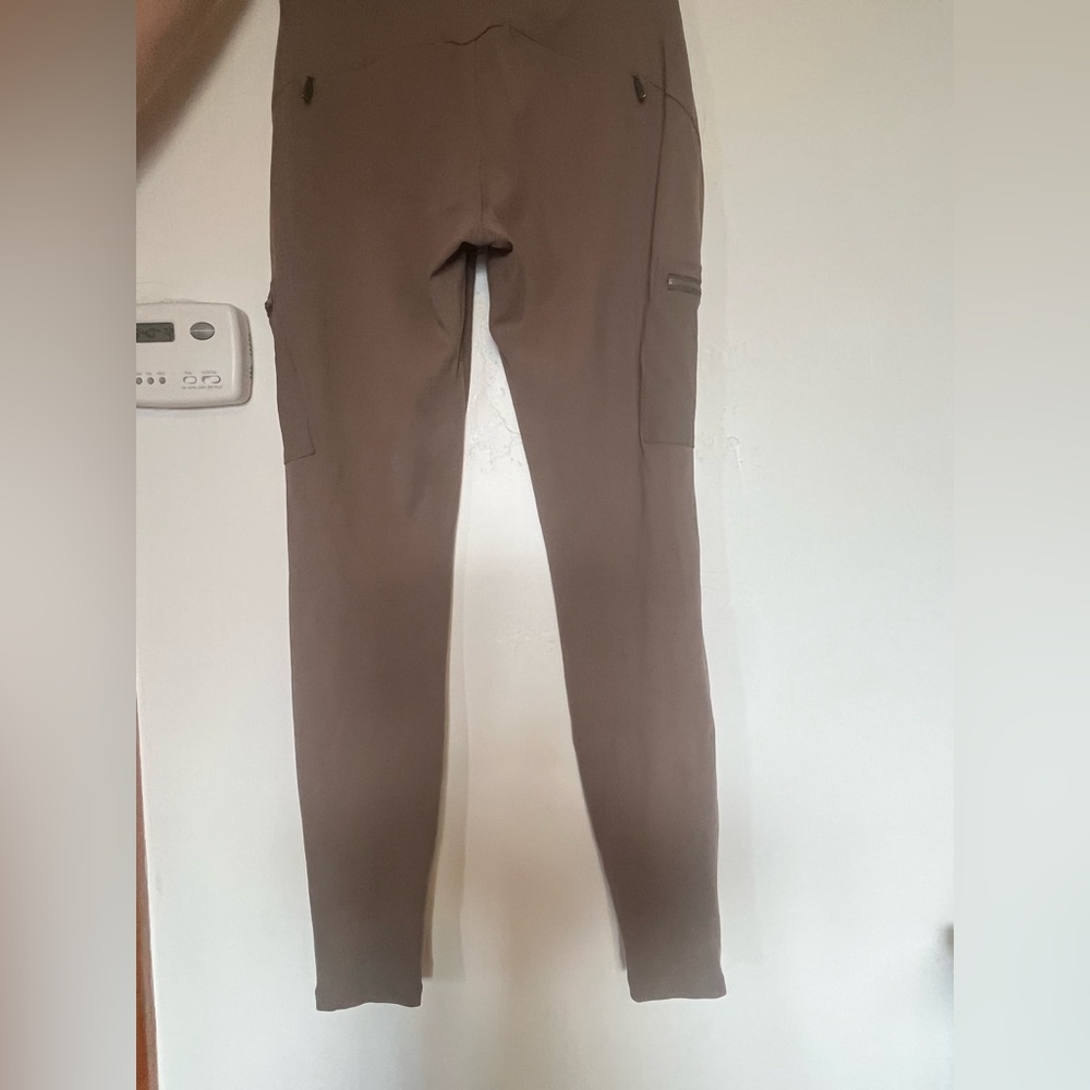 Athleta Headlands Hybrid Cargo Tight 6T Tan/Light Brown Color Great Condition